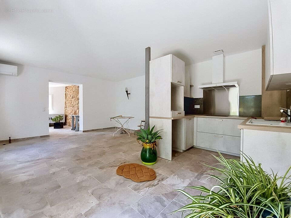Maison à FLASSANS-SUR-ISSOLE