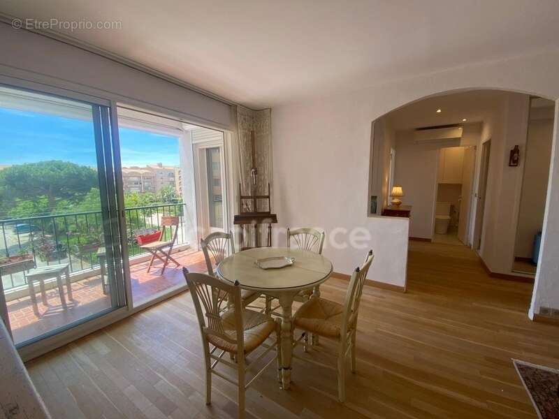 Appartement à vendre 2 pièces HYERES (83) - Port de Hyères - Parking - Terrasses - Cave - photo 2