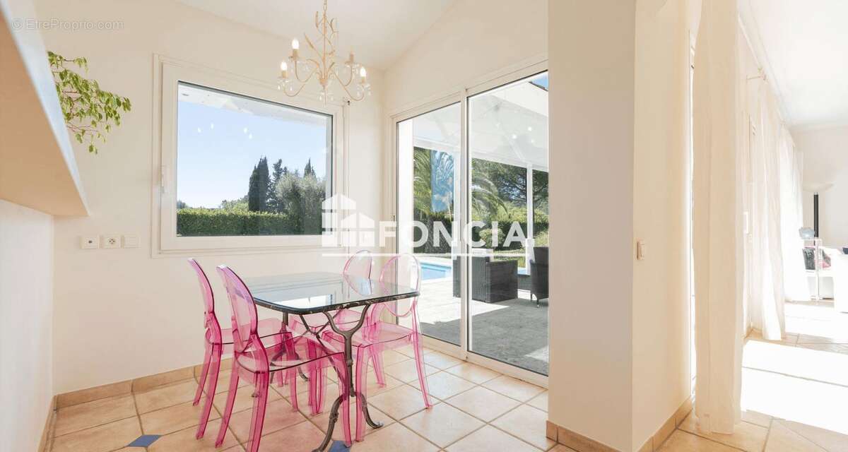 Maison à CHATEAUNEUF-GRASSE