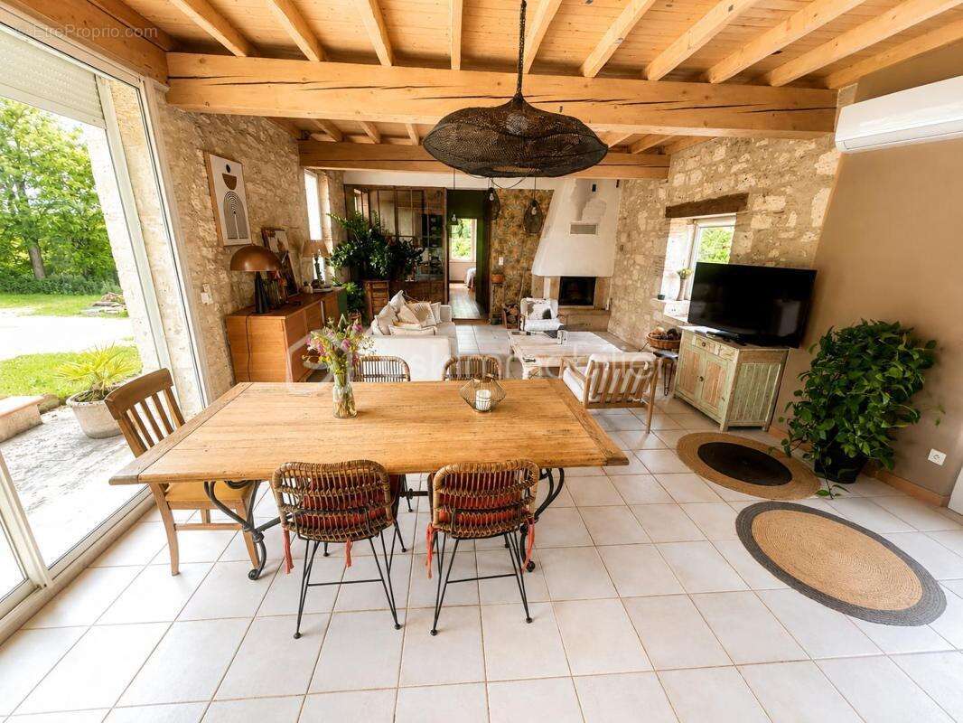 Superbe maison rénovée en pierres - 3/4 chambres- vue - piscine - dependances - photo 6