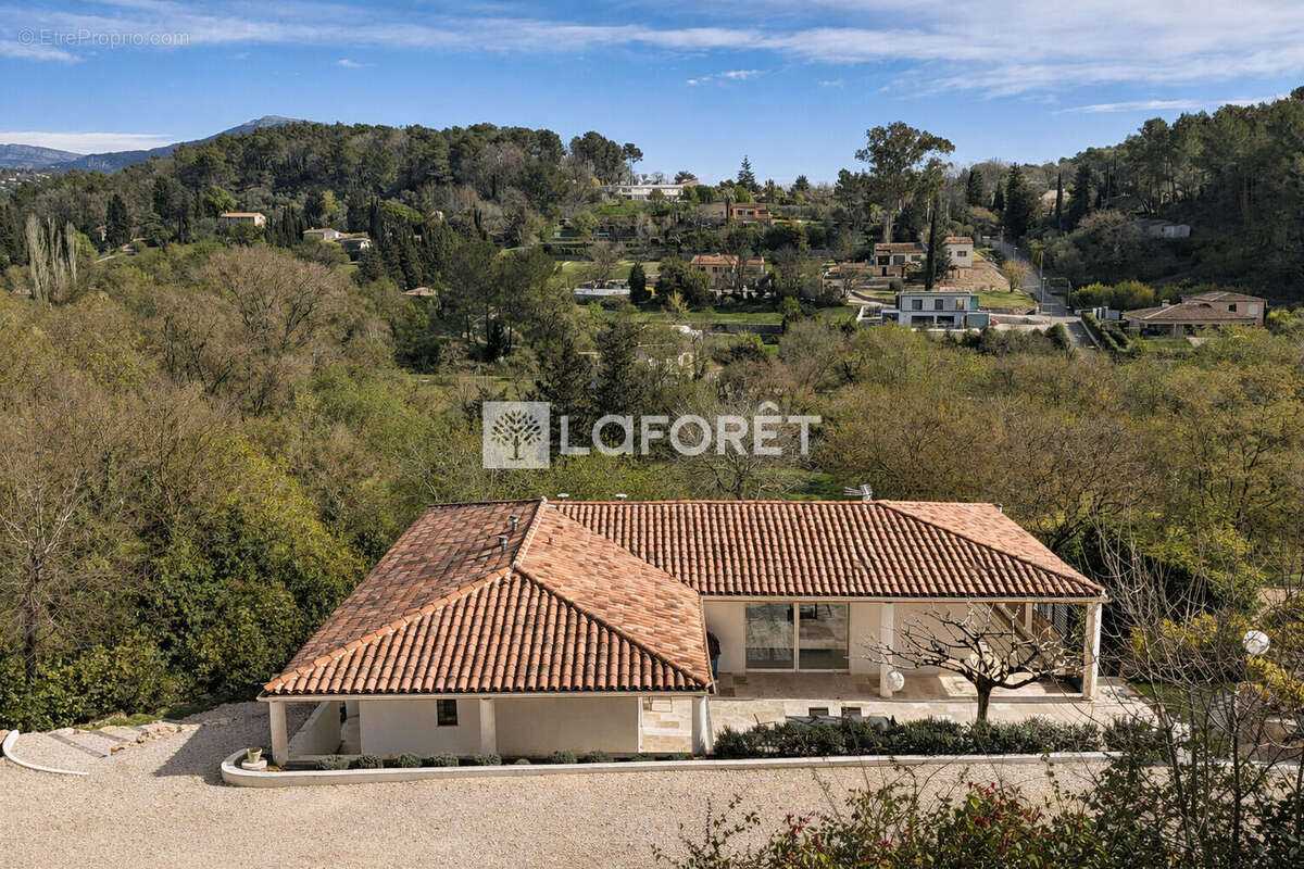 Maison à CHATEAUNEUF-GRASSE