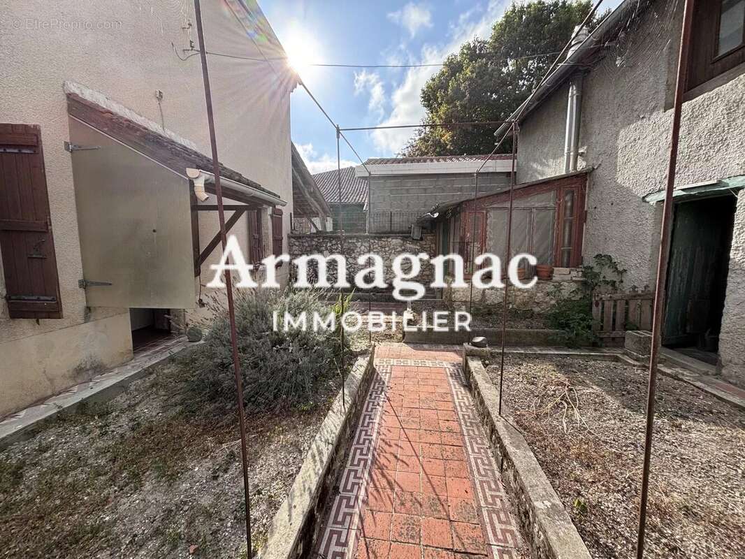 Maison à VIC-FEZENSAC