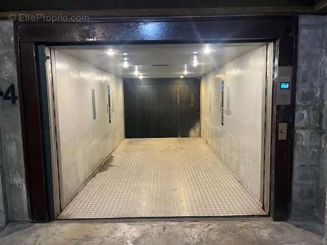 Parking à PARIS-16E