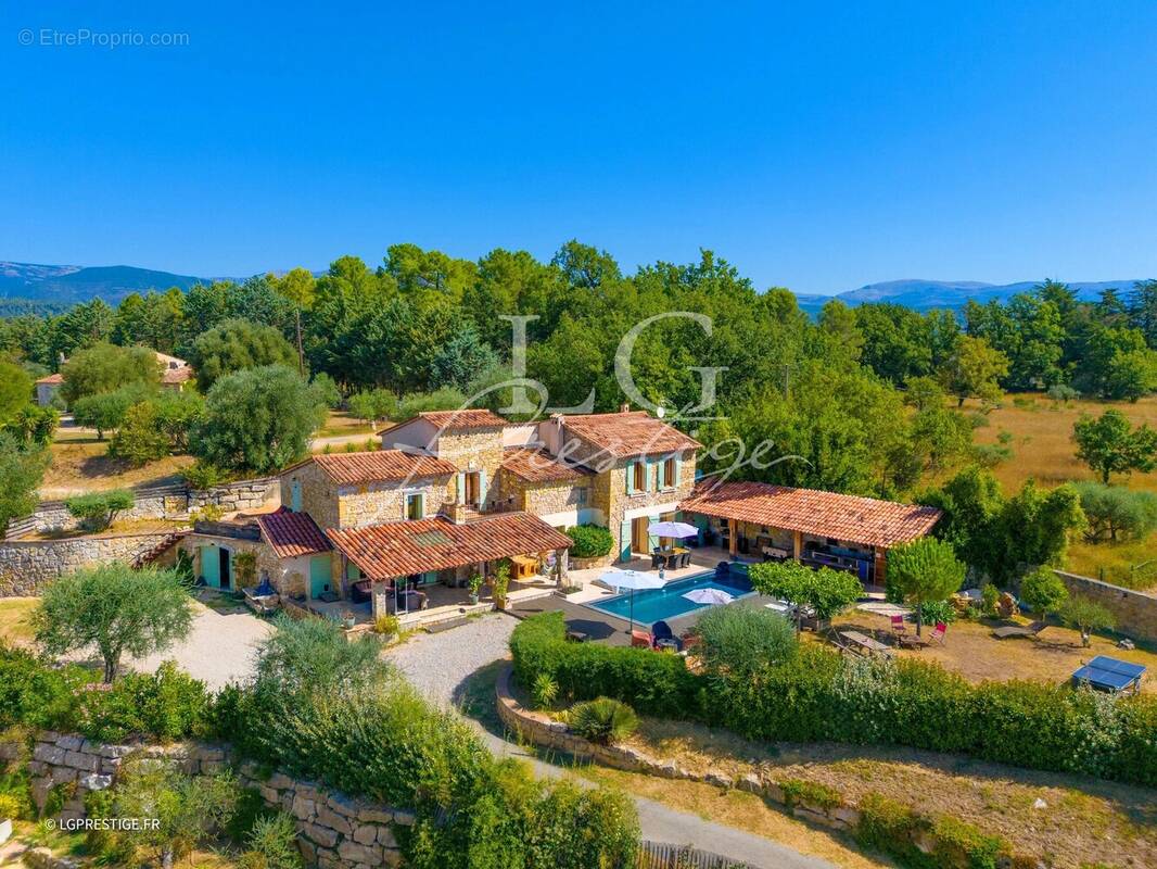 Mas en pierre de caractère avec dépendance – à pied du village - photo 3