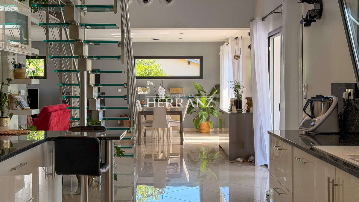 Villenave-d'Ornon   Élégante maison contemporaine de 150 m2 avec piscine et jardin paysagé - photo 4