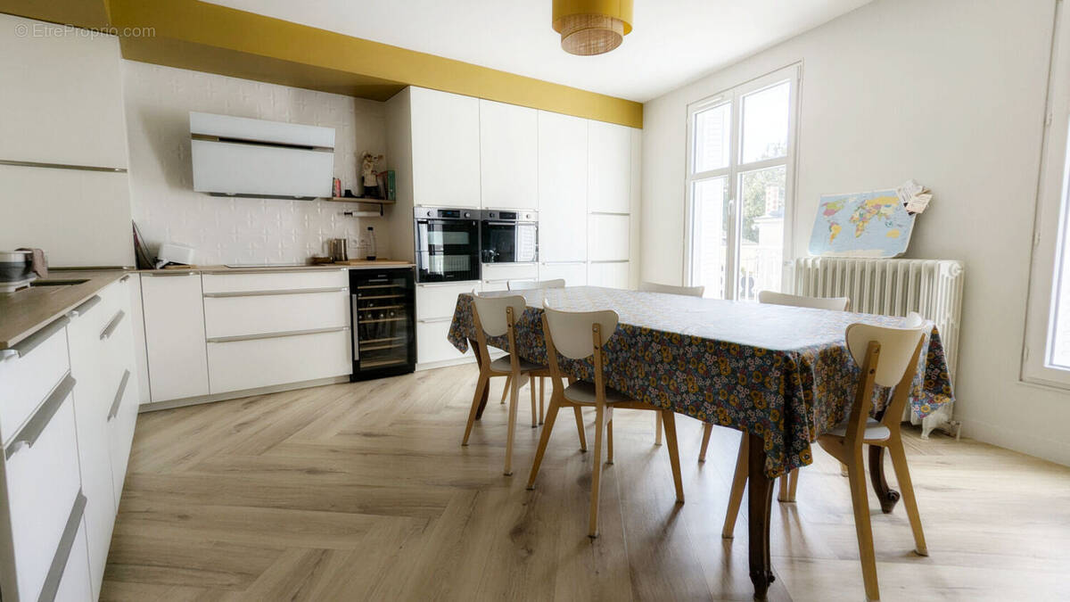 ACHAT-VENTE LAVAL Maison/Appartement  hyper centre - photo 2