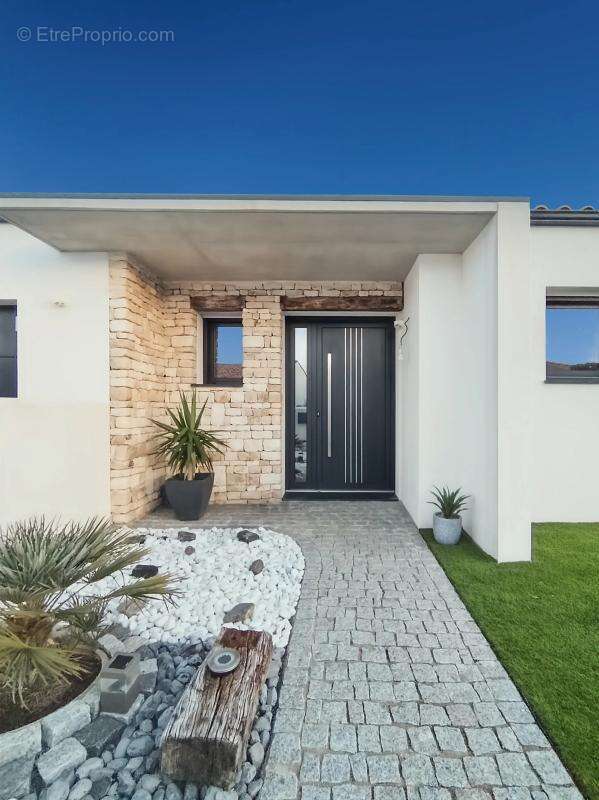 Maison à SAINT-SAUVEUR-D'AUNIS