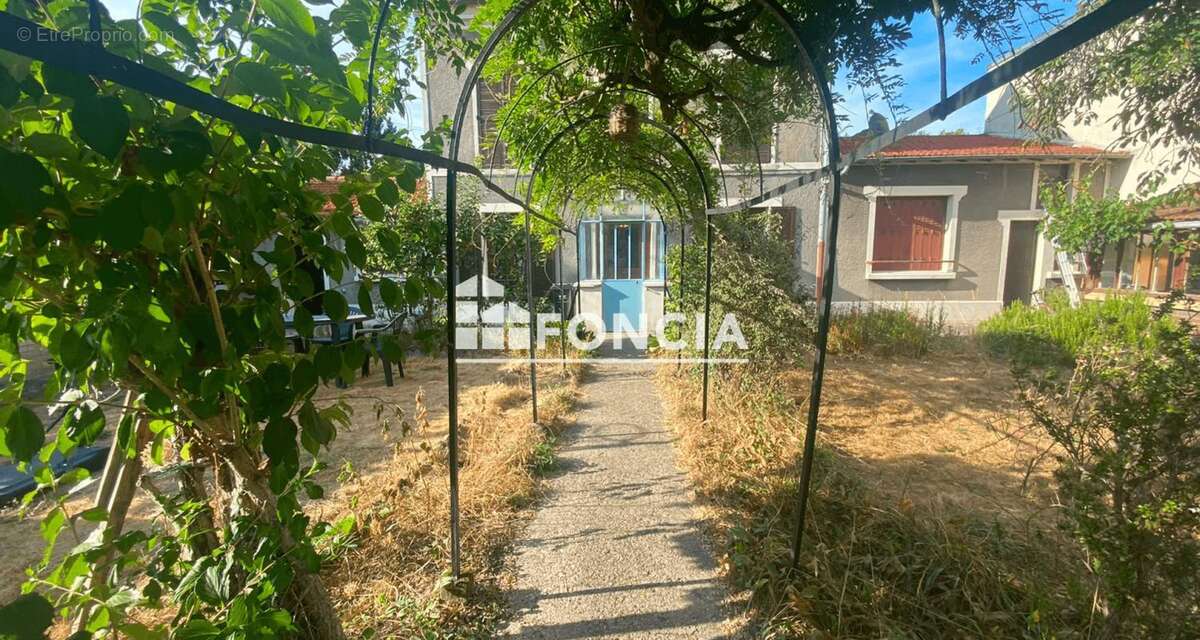 Le Raincy – Élégant pavillon familial au calme, à deux pas du centre-ville et du RER E - photo 3