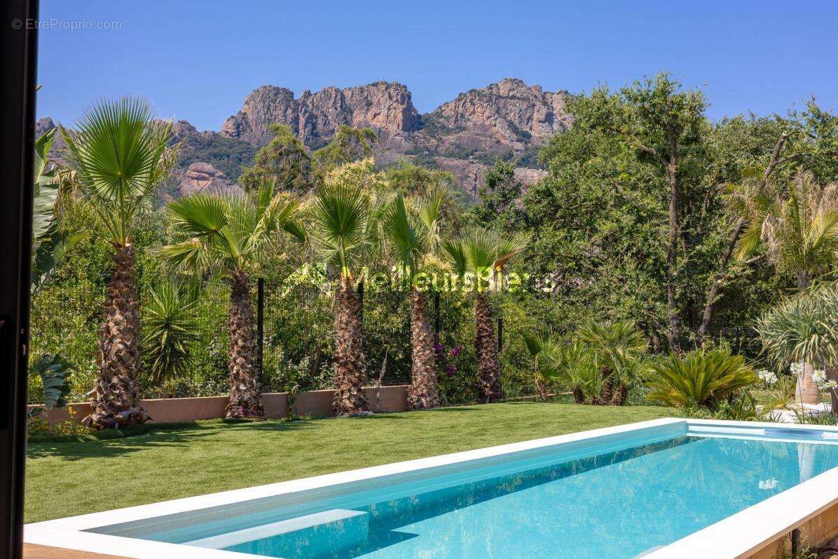 Maison à ROQUEBRUNE-SUR-ARGENS