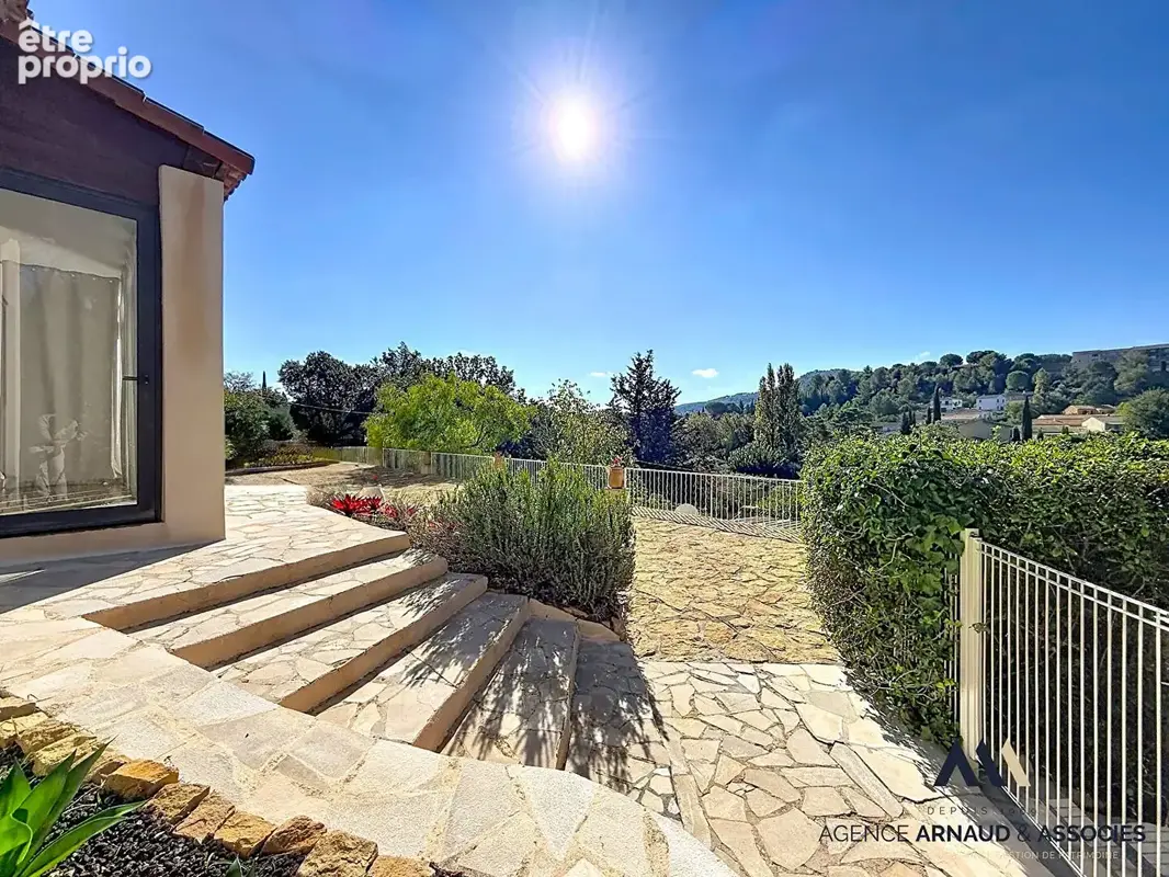Propriété avec vue dégagée sur un terrain en restanques avec piscine et 2 logements indépendants - photo 21