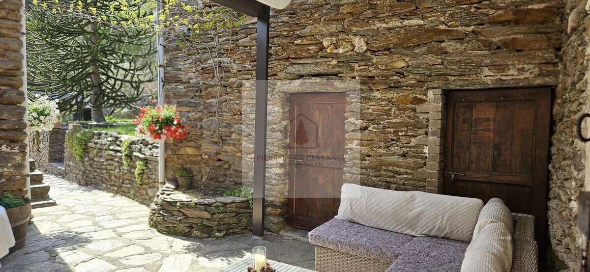 Maison à LE COLLET-DE-DEZE