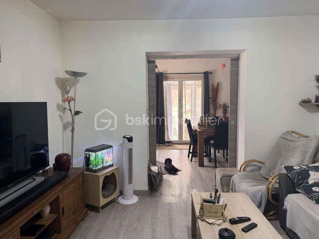 À La Roquebrussanne (83136), maison de plain-pied rénovée avec studio indépendant sur 1 650 m² de terrain plat et clôturé - photo 13