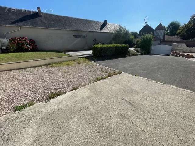 Commerce à LA SAUSSAYE