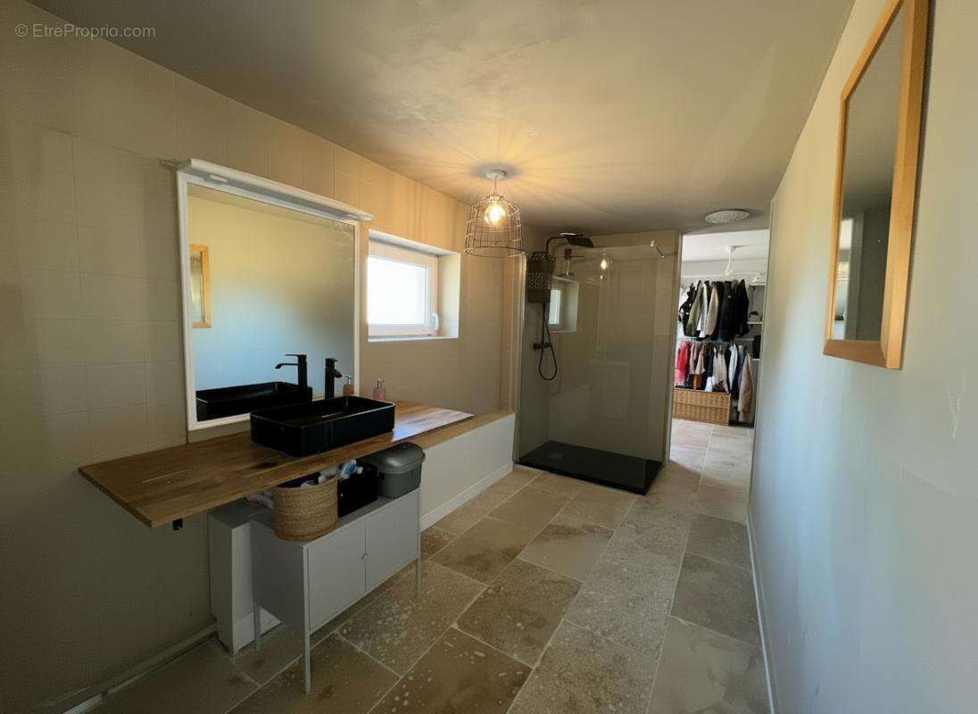 Maison 115 m² à Saint-Paul-La-Roche  - photo 9