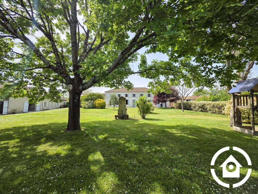 3 maisons + dépendances sur plus d'1 hectare - photo 2