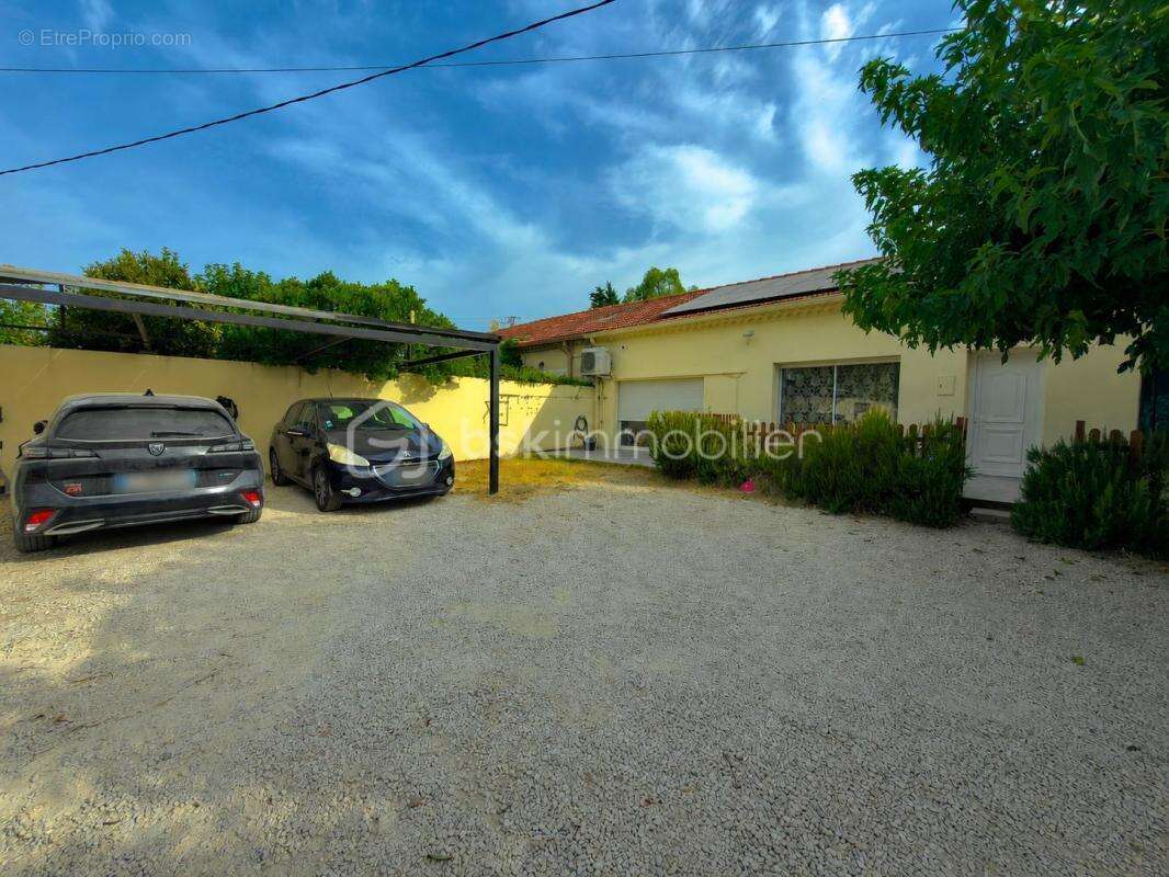 SORGUES – Maison familiale de 150 m² – Autonomie en eau et en électricité – Piscine, spa, suite parentale et fort potentiel d'év - photo 17
