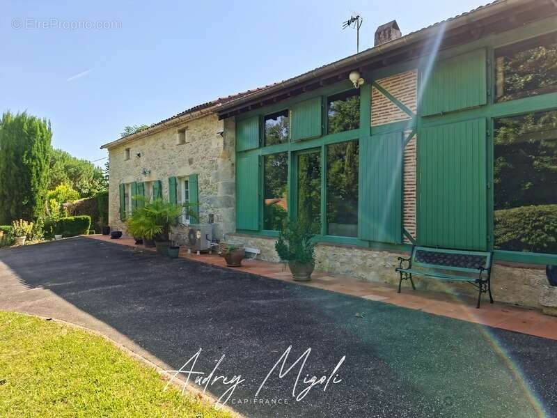 Propriété en pierre 8 pièces, 5 chambres, dépendances, piscine, terrain 7800m² - photo 23