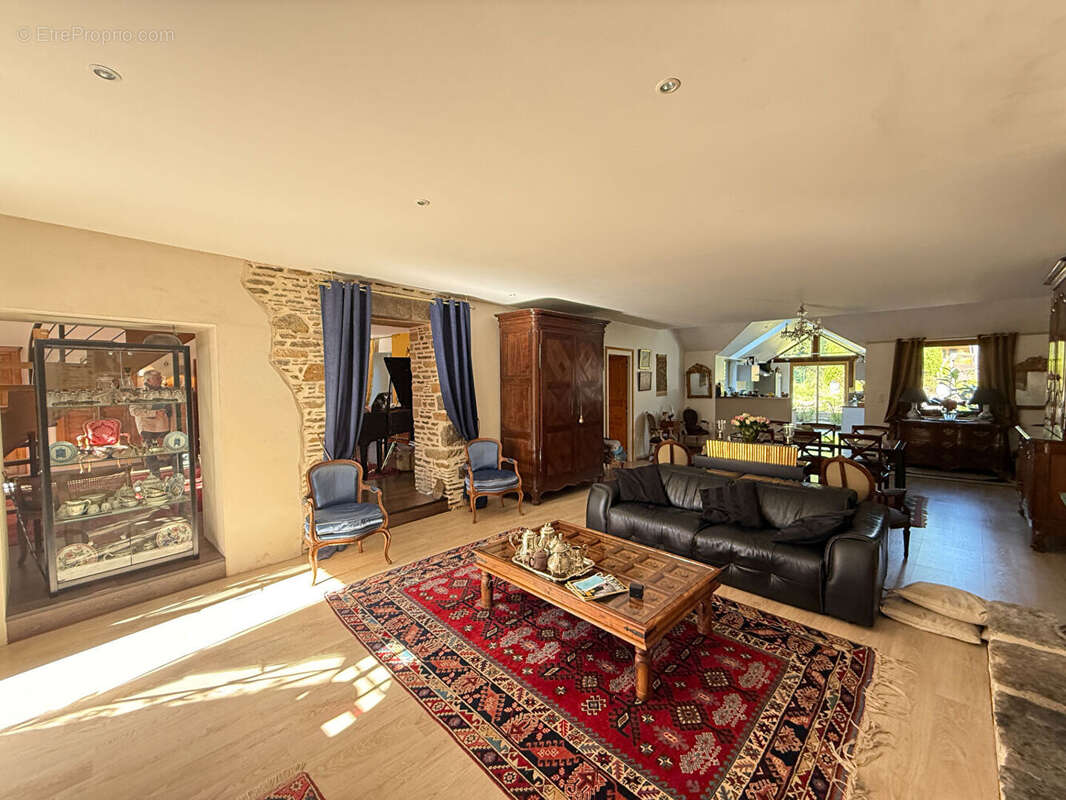 Maison à LANGROLAY-SUR-RANCE