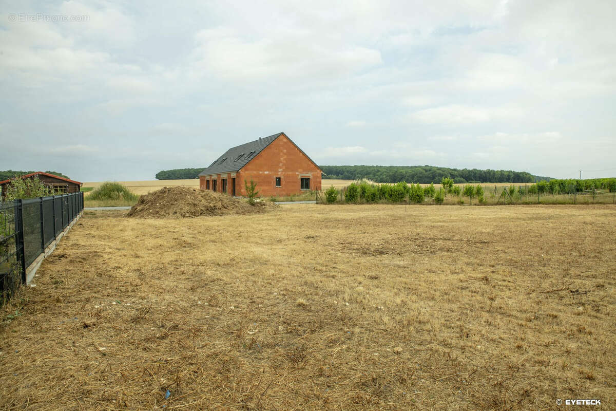 Terrain à BRECY