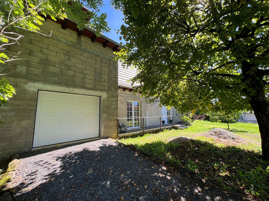 Maison à SAINT-SANTIN-CANTALES