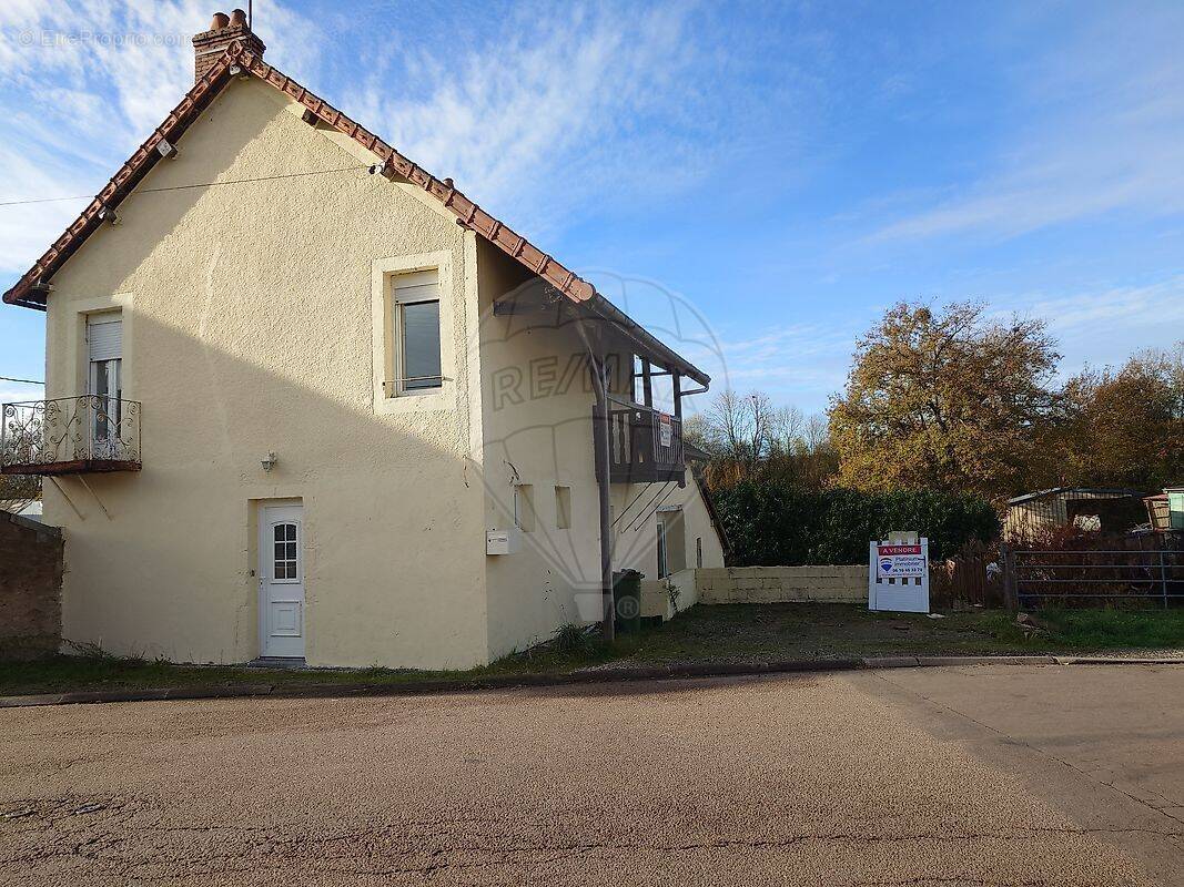 Maison à LUZY