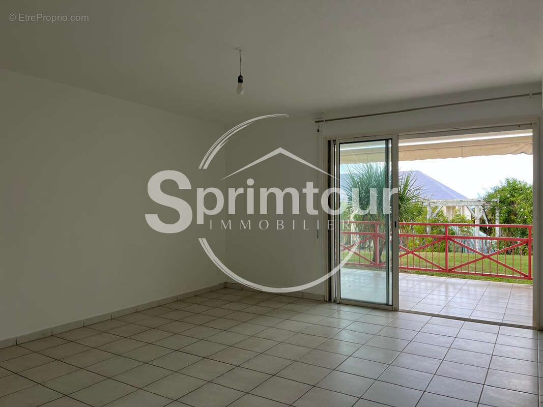 SAINT-CLAUDE - Appartement T3 rénové avec terrasse dans une résidence sécurisée avec piscine - photo 12