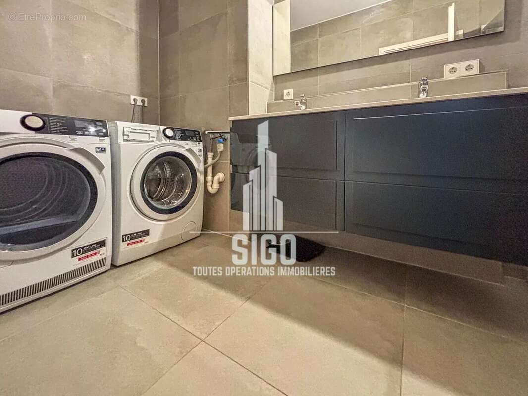 Appartement à COMBES