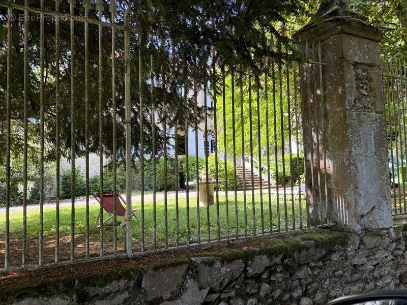 Gers(32), TRES BEAU CHATEAU DE FAMILLE 45HA avec dependances, un peu caché, en position dominante, une belle histoire - photo 3