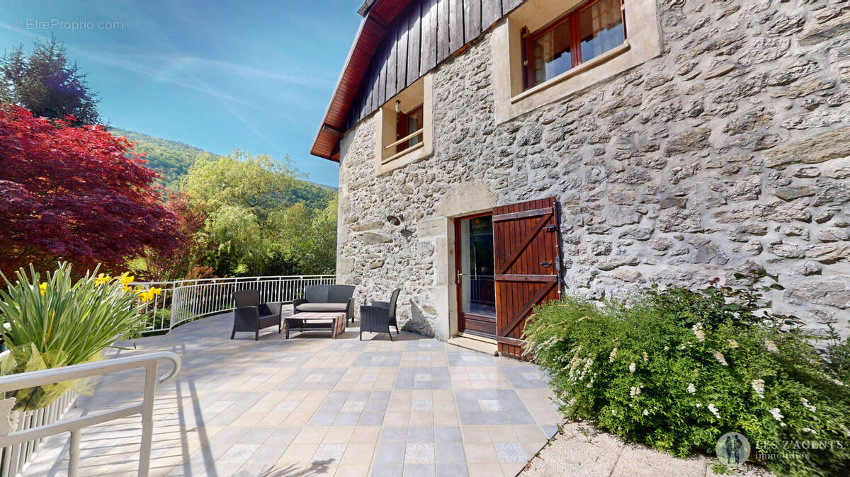 Maison à SAINT-THIBAUD-DE-COUZ