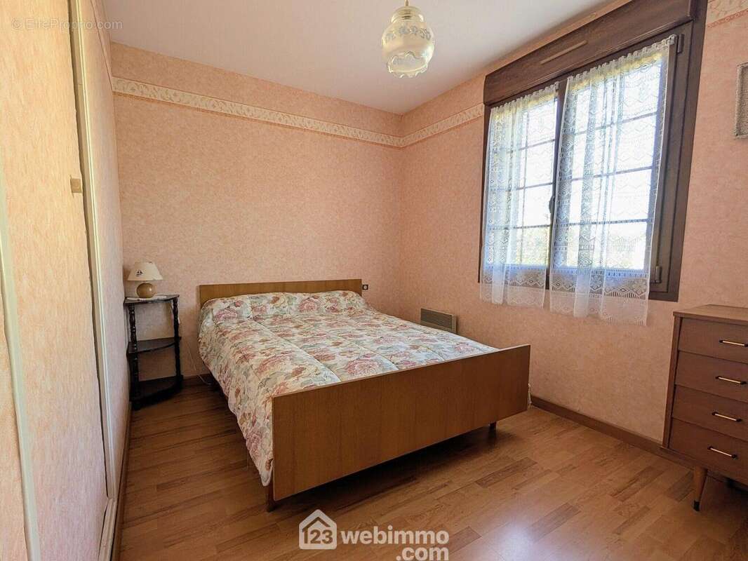 Une première chambre avec placard - Maison à SABLE-SUR-SARTHE