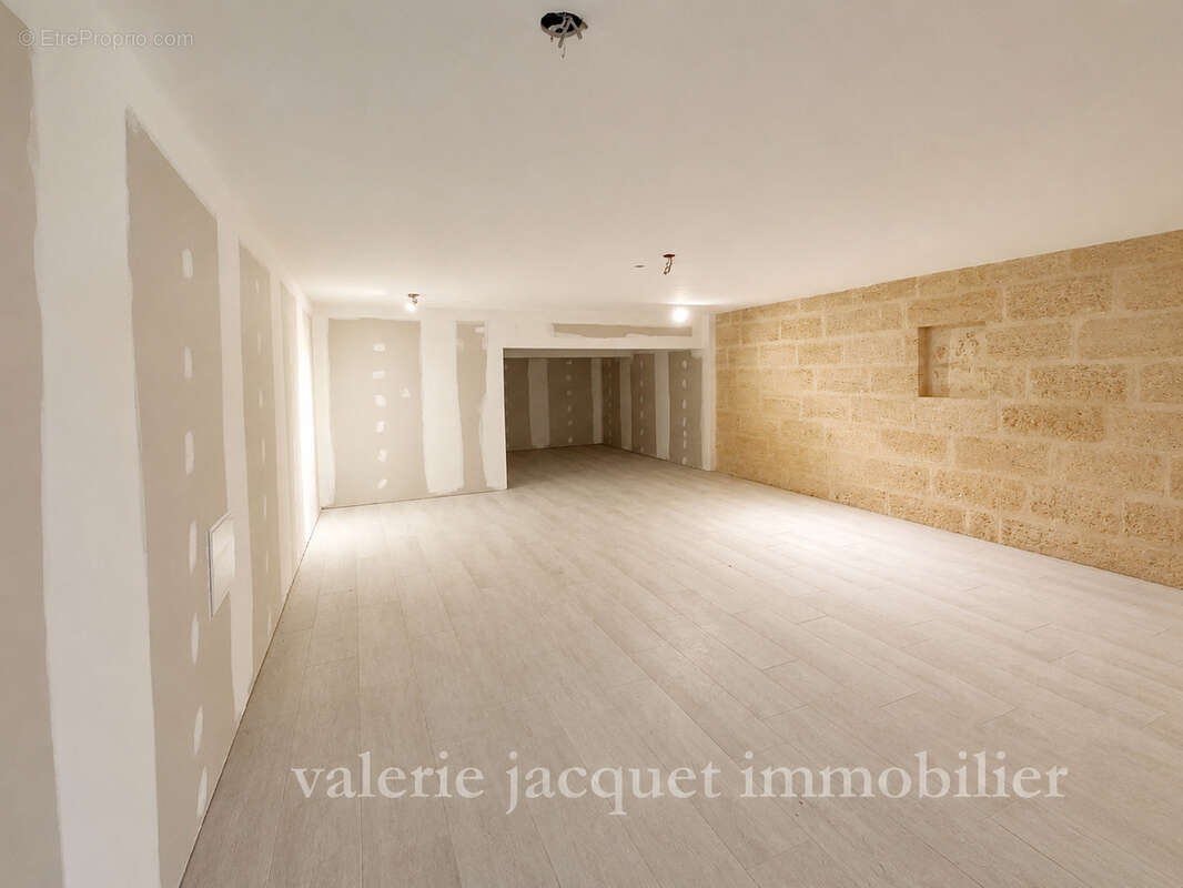 LUSSAC   Ensemble immobilier à rénover avec deux granges et fort potentiel d'évolution - photo 11