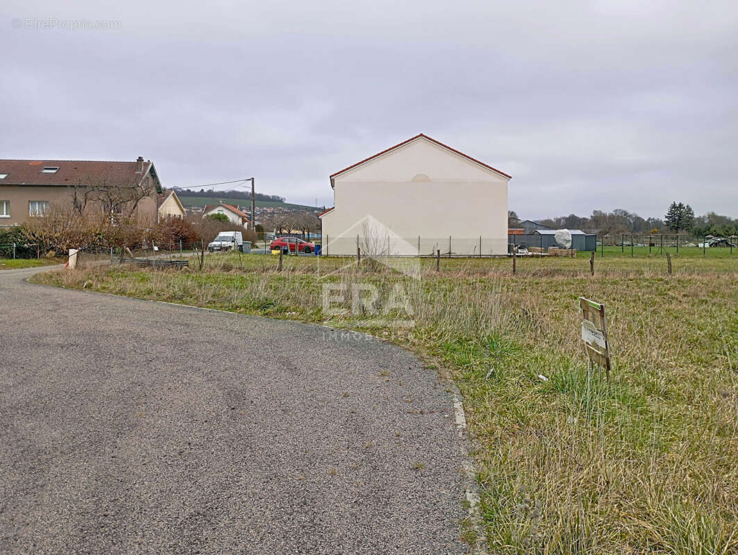 Terrain à DUGNY-SUR-MEUSE