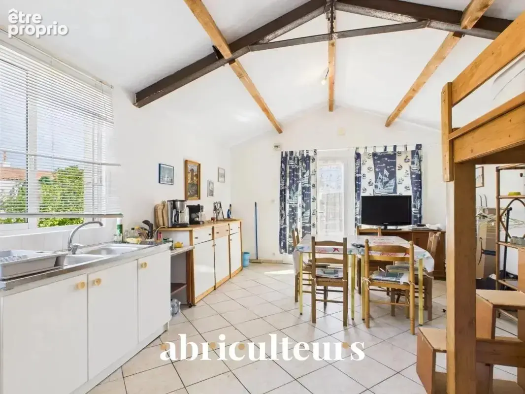 Maison avec grand terrain et dans le centre ville en vente à La Barre-de-Monts (85550) - photo 5
