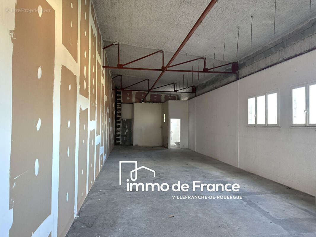 Villefranche De Rouergue, local de stockage, entrepôt de 500 m² , 400 m² en rez de chaussée + 100 m² a l'étage - photo 5