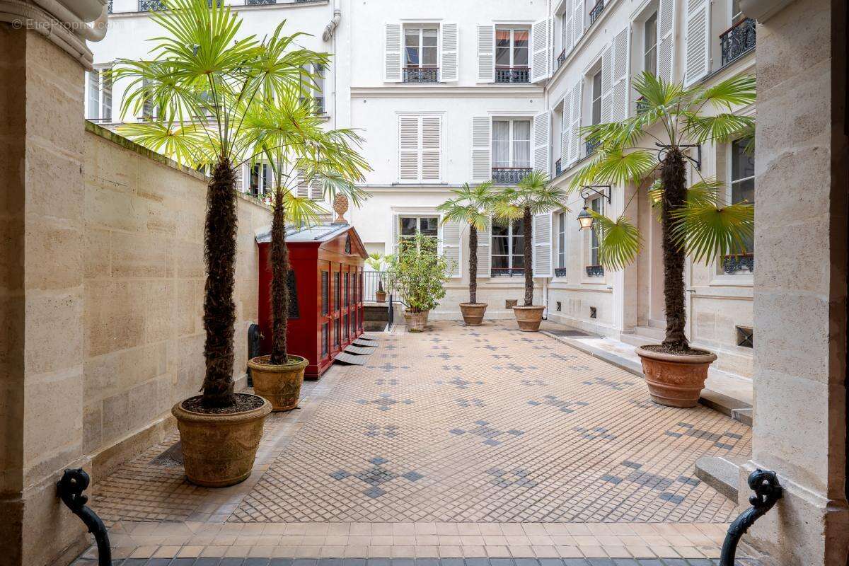 Appartement à PARIS-1E