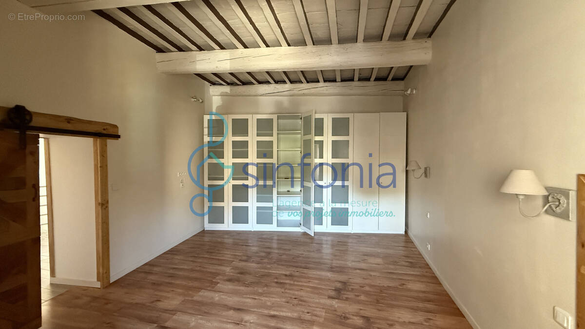 Maison à SAINT-CHAPTES