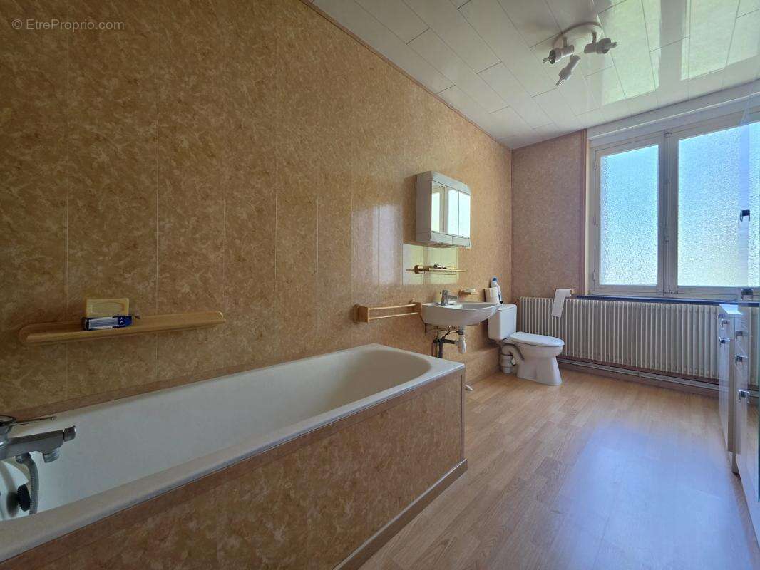 Maison de caractère 228m² avec garage et terrain clos - photo 12