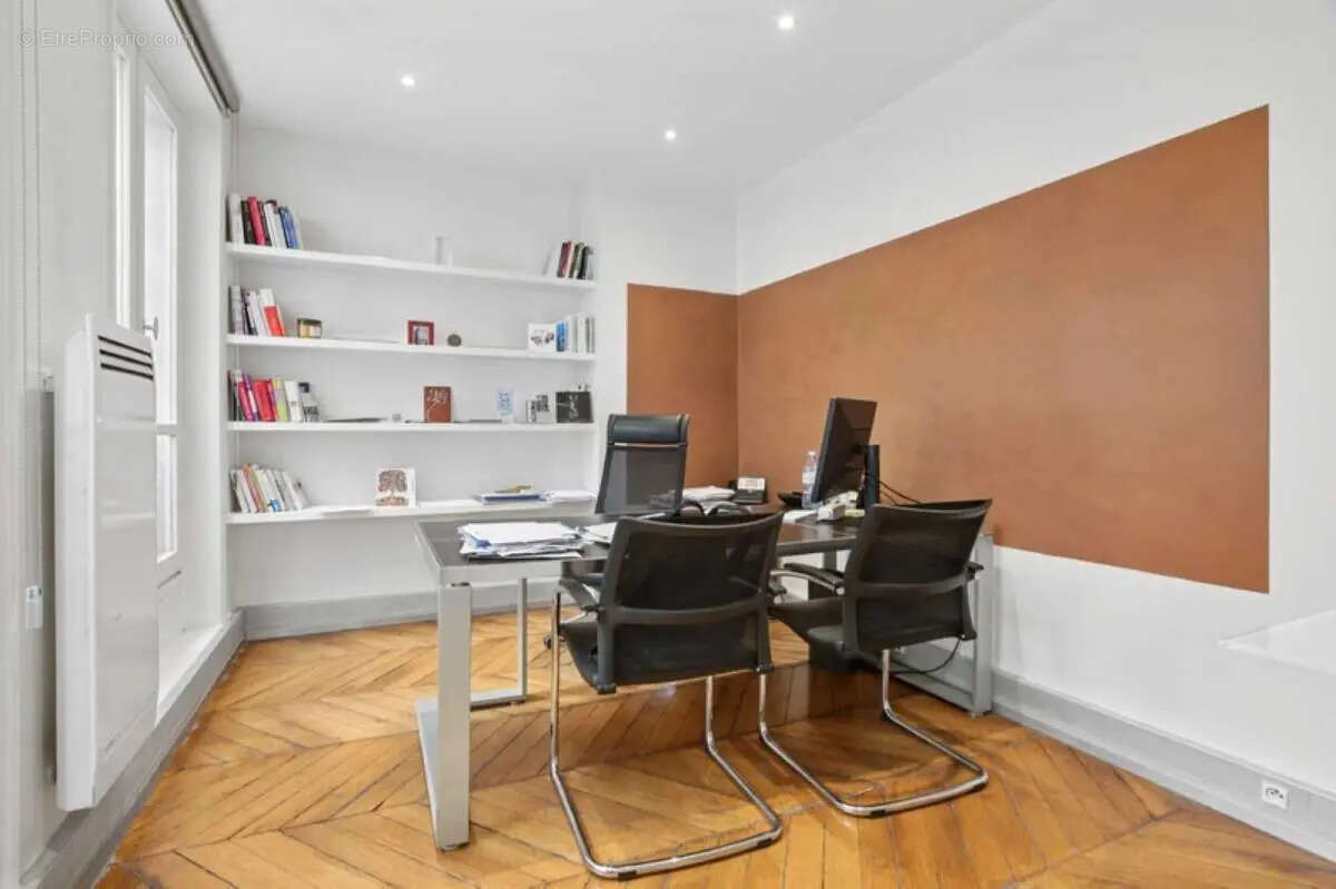 Commerce à PARIS-8E