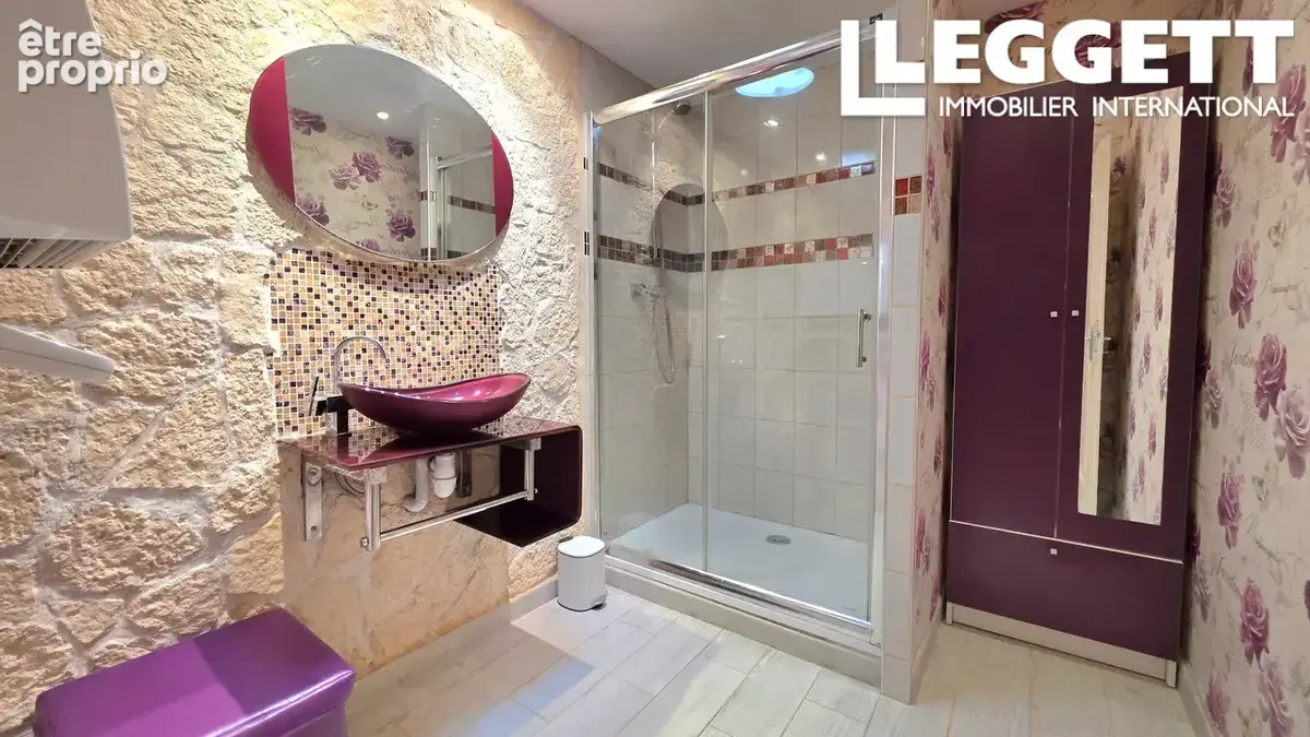 Fermette rénovée 4 chambres avec grandes granges, 2,4 ha et potentiel professionnel près de Saint-Christophe - photo 7