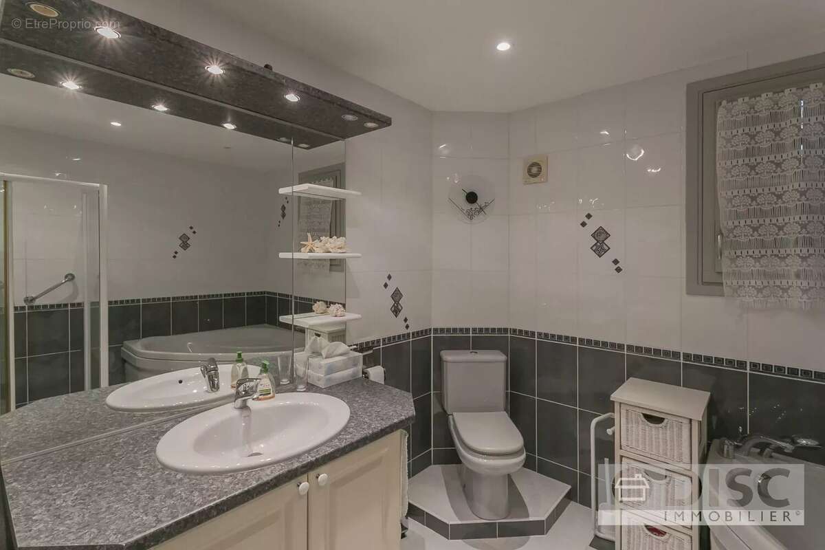 Maison de plain-pied avec grand jardin et garage. - photo 11