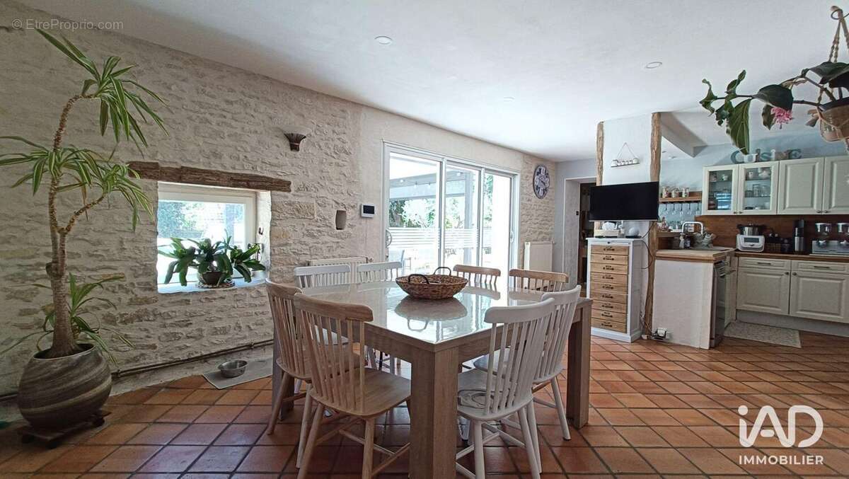 Photo 6 - Maison à VOUZAILLES