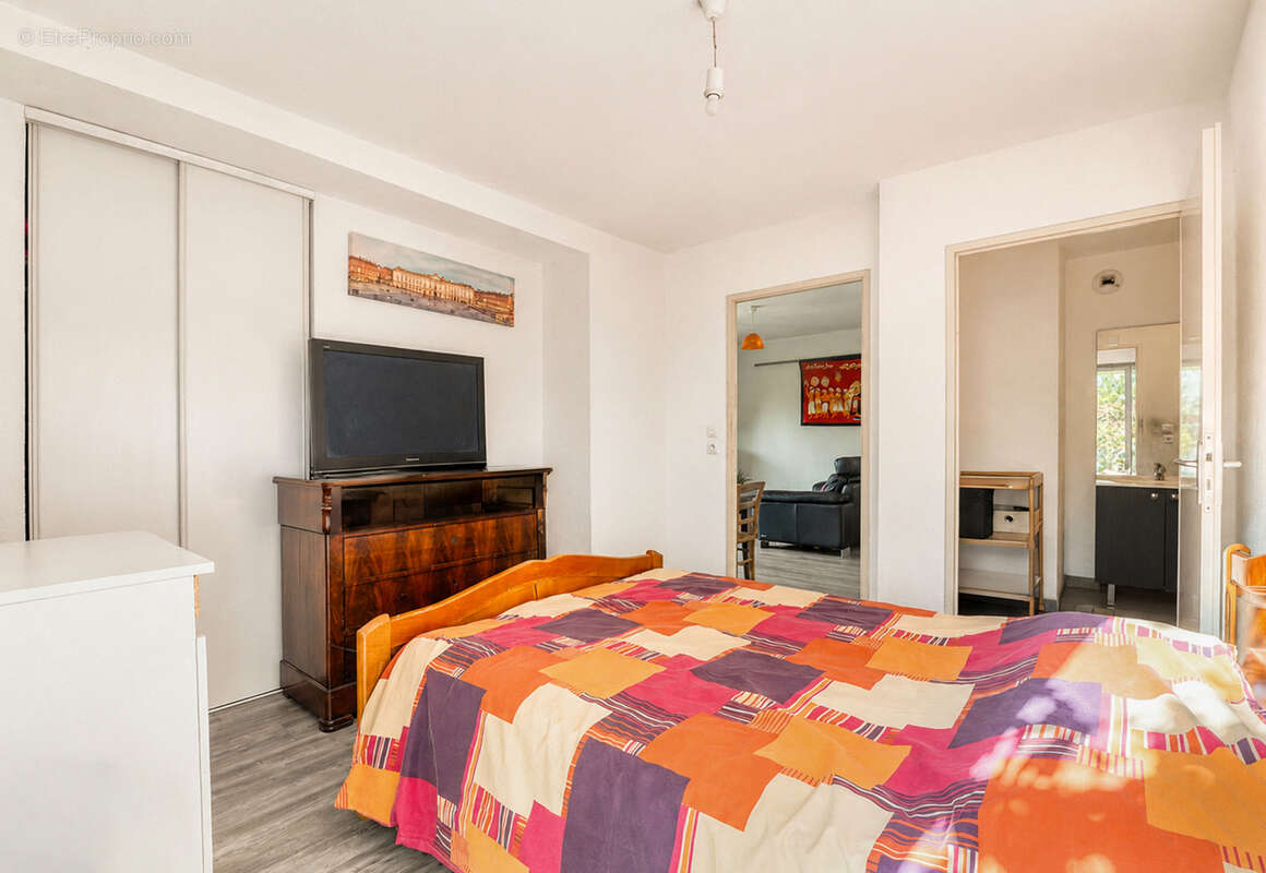 En exclusivité !  Appartement T2 de 38 m2 en rez-de-jardin, secteur de Barrière-de-Paris. - photo 9