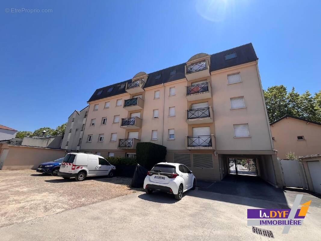 Appartement à VAUJOURS