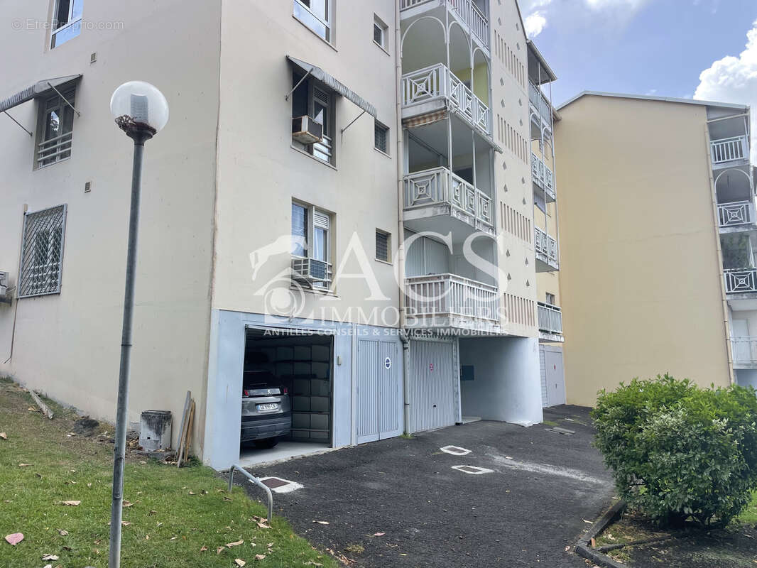 Appartement T4 avec travaux avec garage fermé et vue mer  - FORT-DE-FRANCE - photo 2