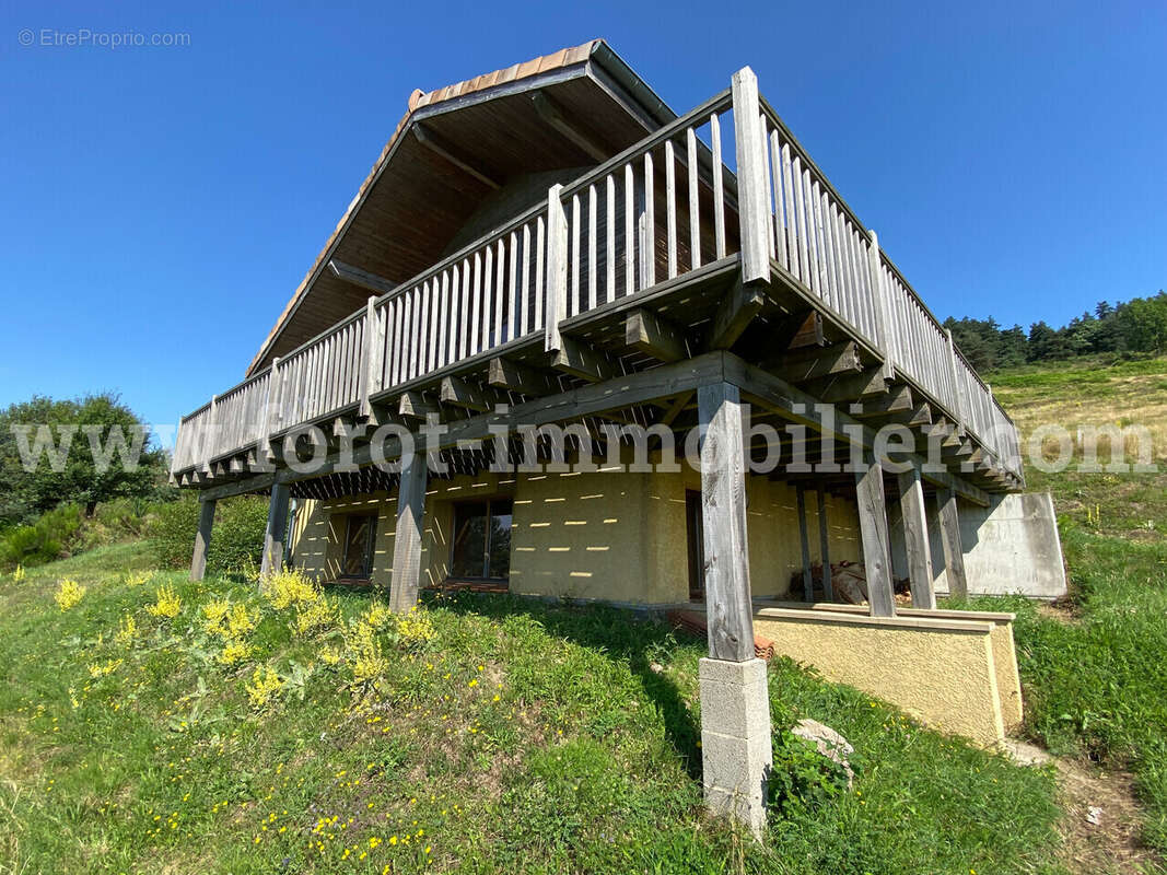 Maison à SAINT-SAUVEUR-DE-MONTAGUT