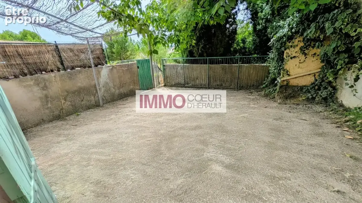 PLAISSAN  Maison vigneronne avec 135 m² de garage, terrasse de 52 m² et combles aménageables - photo 2