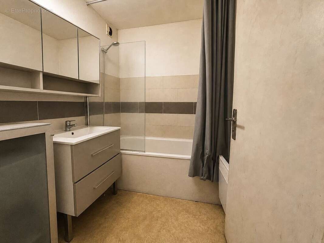 T4 de 73 m² à Tourcoing – Balcon, parking sécurisé - photo 6