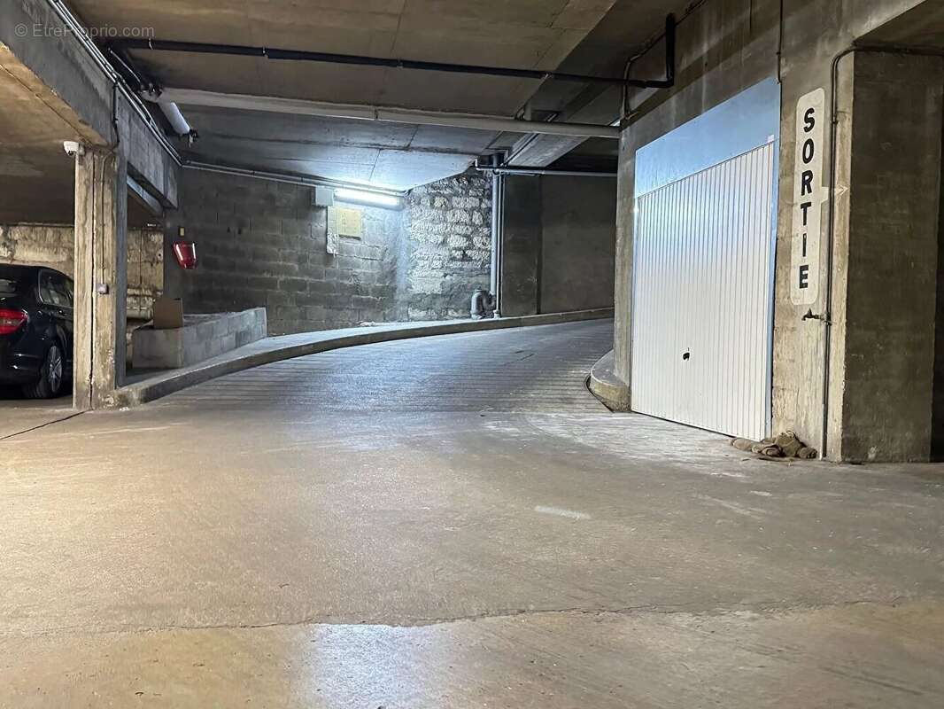 Parking à PARIS-15E