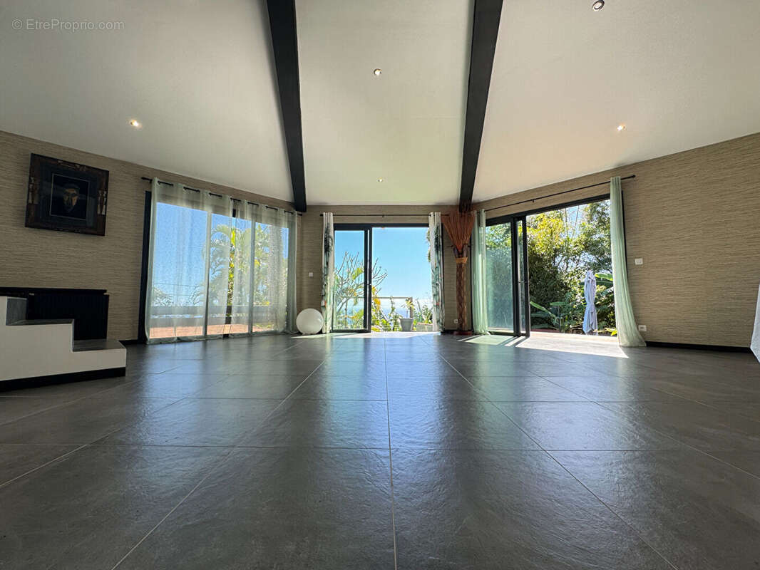 A VENDRE - La Montagne proche Ruisseau Blanc - Villa contemporaine T7 avec piscine, garage et vue mer - photo 5