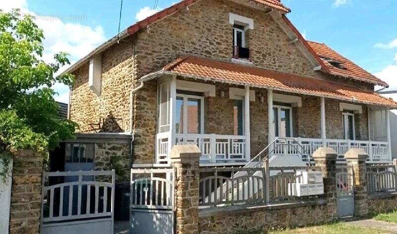 Maison à SAINTE-GENEVIEVE-DES-BOIS